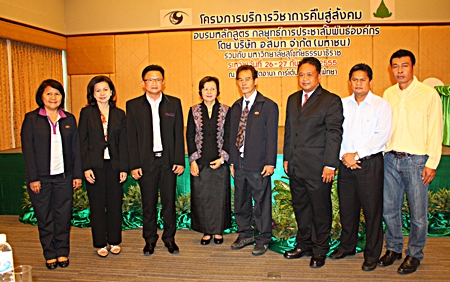 Deputy Mayor Wutisak Rermkitkarn (3rd left), Diana group MD Sopin Thappajug (4th left), MCOT Chonburi radio officer Suchart Chinbunnak (5th left) Radio Broadcasting Service of the Central and Eastern regions manager Attayuth Masa (3rd right) pose for a commemorative photo with organizers and presenters. 