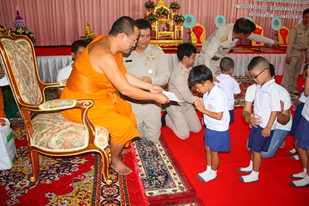 Pisanjariyaphiwat and officials present scholarships to students from Wat Chaiyamongkol nursery. 
