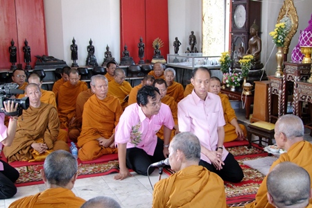 Gov. Khomsan Ekachai leads the public in presenting alms to monks to commemorate the 2,600th anniversary of Lord Buddha’s enlightenment. 