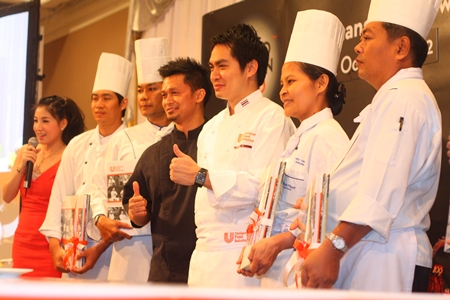 Executive chefs Jiraroj Navanukroh (3rd right) and Haikal Johari (4th right) give their thumbs up approval to the program. 
