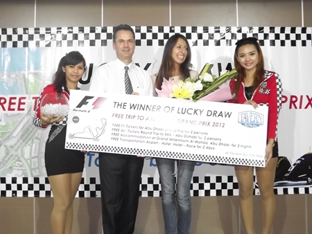 Richard Marco (2nd left), Resident Manager of Amari Orchid Pattaya, presents the top prize to Moneiba Brito (2nd right). 