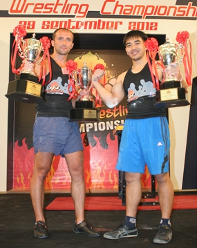 Arturs Dorohous, left, and Suthiwas Kohsamut pose with their champion’s trophies.