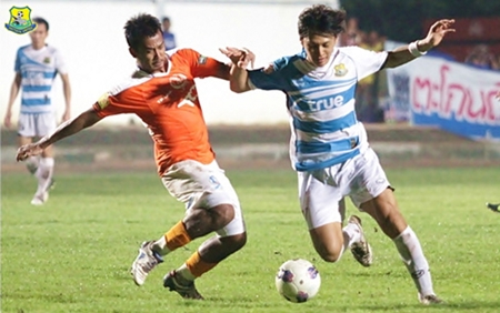 Pattaya United’s Keisuke Ogawa, right, battles for the ball with a TOT defender during their Thai premier league match at the Nongprue Stadium in Pattaya, Saturday, Oct. 6. (Photo/Pattaya United) 