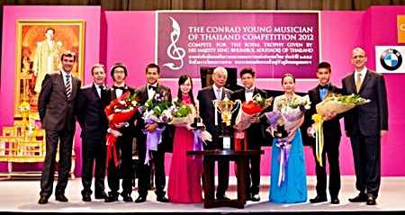 H.E. Admiral M.L. Usni Pramoj, Privy Councillor (6th from left), Matthias Pfalz, President, BMW Group Thailand (1st from left) and Harald Feurstein, General Manager, Conrad Bangkok (1st from right) congratulate the 2012 winner, Krit Kosoltrakul (4th from right). 