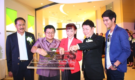 (L to R) Sakchai Pitivittayakorn, assistant MD, Deputy Mayor Verawat Khakhay, Vilasinee Phuttikarnrat, deputy MD of AIS Customer Services, Saran Tantijumnan, director of Region 3 and acting general manager of Central Festival Pattaya Beach, and Saran Porch Sirilak officially open the new AIS Shop. 