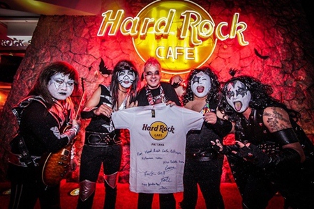 George Carlos Smith (center), general manager of Hard Rock, Pattaya, introduces “Kiss”, the headline band for the spooky evening.
