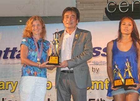 Natalia Lunev (left), winner of the female division in 1.2 km short swim, receives her trophy from Deputy Mayor Ronakit Ekasingh.