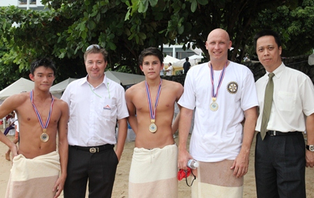 (L to R) Third place winner Christopher Lo, Ronny Heltne (Cross Bay Swim manager), 2nd place finisher Luke Gebbie, long swim champion Nic Wilson and Neoh Kean Boon, resident manager of Dusit Thani Pattaya.