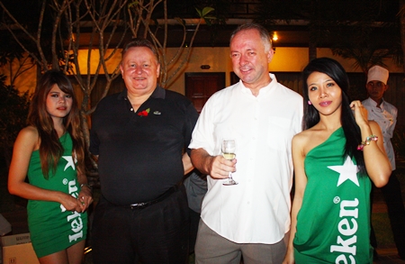 Dave Buckley (2nd left) and Bjorn Hellesylt (2nd right), MD of Hosting-Group Co., Ltd.
