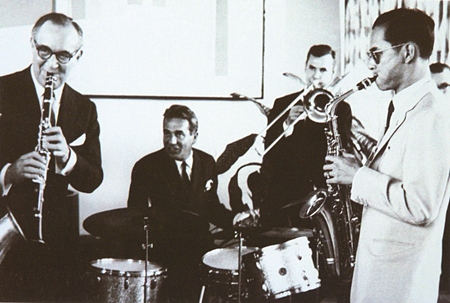 The King of Swing, H.M. King Bhumibol Adulyadej, Benny Goodman and friends at an impromptu jazz session, Manhattan 1960.