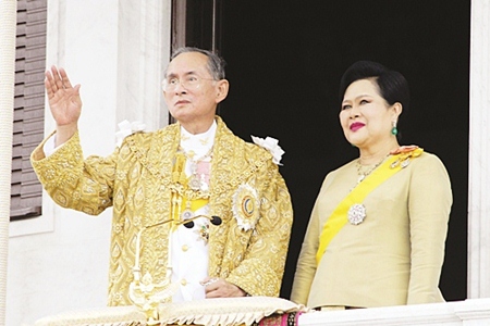His Majesty the King and HM Queen Sirikit wave to the crowd during ceremonies Friday, June 9, 2006, in Bangkok. (AP PHOTO)
