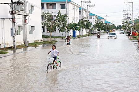 Flooding continues at the Ouay Athorn development in Sattahip, affecting up to 4,600 families. 