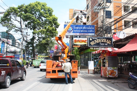 Workers cause slight delays in traffic during an already busy week in order to fix street lights on Pattaya 2nd Road.