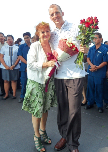 Elfi Seitz presents flowers in the name of Pattaya Mail to Harald Feurstein. 