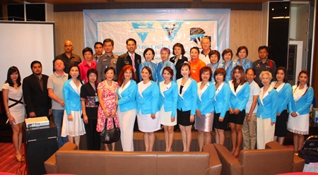 Benefactors and relevant officials gather for a commemorative photo after the press conference at City Hall. 