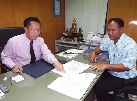 Pattaya PWA Manager Araya Ngamwongwan (left) and Waterworks Director Sarayuth Thonghieng (right) show plans to fix the broken pipes. 