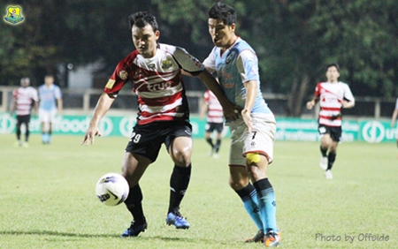 Pattaya United’s Apinan Suantong (left) challenges for the ball against Samut Songkhram’s Park Jae-Hyun at the Samut Songkhram Stadium, Sunday, Oct. 28. (Photo/Pattaya United) 
