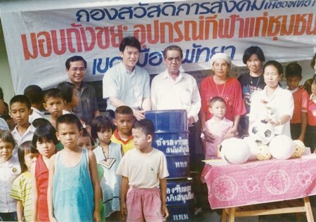 City Council member Chansak Chavalitnititham, with the participation of Deputy City Manager Manich Takraiklang and members of the Pattaya society welfare department, handed trashbins and sports equipment to the community board of Rongluey.  He emphasized need for cleanliness and recommended to the youth to spend their free time usefully. 