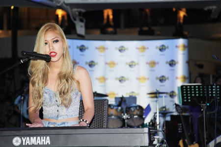 Runner-up Noon sings and plays the electone.