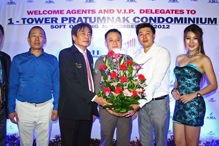 Ronakit Ekasingh, Deputy Mayor of Pattaya City (2nd left), and Pol. Col. Chaiyos Worakjunkiat, superintendent of Chonburi Immigration Department (center) congratulate Meechai Thaocharean (2nd right) during the launch party for One-Tower Pratumnak.