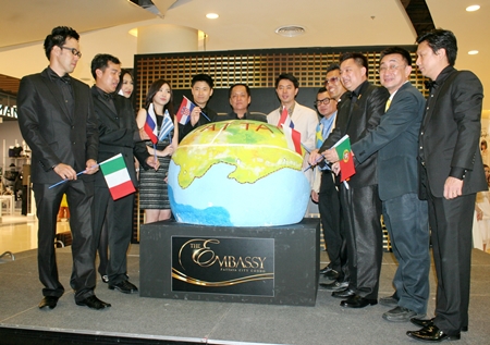 Porames Ngampichet, Chonburi MP Region 7 and Komaen Mahankharat, CEO of ‘The Embassy Pattaya City Condo’, pose with the project’s executive committee at the launch of The Embassy Pattaya City Condo. 