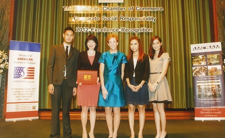 For a third consecutive year, Hemaraj Land and Development Plc., a leading developer of world class industrial estates in Thailand, was awarded Corporate Social Responsibility 2012 Excellence Recognition by the American Chamber of Commerce (AMCHAM). H.E. Kristie A. Kenny (center), Ambassador of the United States of America poses with Siyaphas Chantachairoj (2nd left) Director - Corporate Marketing and Residential Customer Development and executives of Hemaraj at the Award Presentation.