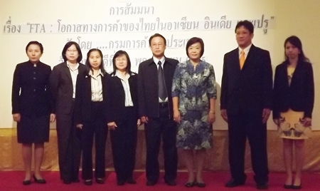 Waritchanan Towongphaiyont (3rd right), an economist with the Commerce Ministry Bureau of Trade, poses for a commemorative photo with other members of her economic committee. 