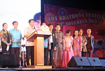 Mayor Itthiphol Kunplome announces the start of this year’s Loy Krathong festivities at Bali Hai, as high ranking police officials along with TAT staff and city councilors cheer him on.