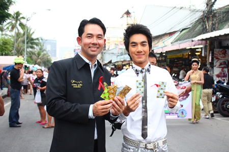 Mayor Itthiphol Kunplome and BB recording artist Note Mahasajan hand out condoms during the parade.