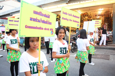 Students from Pattaya School No. 7 parade their anti-AIDS message on World AIDS Day. 
