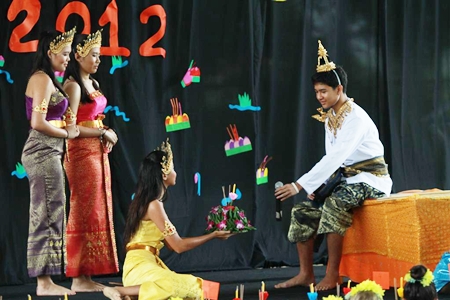 Students re-enact a scene from Thai history to tell the story of Loy Krathong.