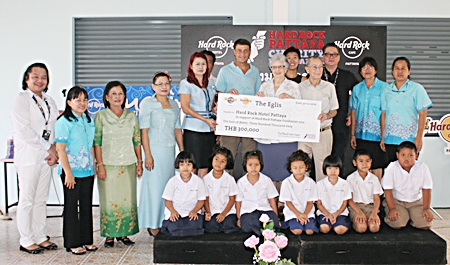 Members of the Eglis family present a 300,000 baht donation to sponsor the project. 