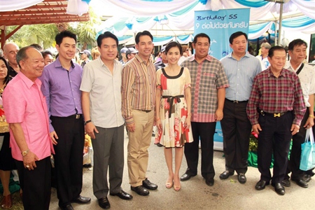 Family and friends gather to wish Mayor Itthiphol Kunplome a happy 39th birthday. 