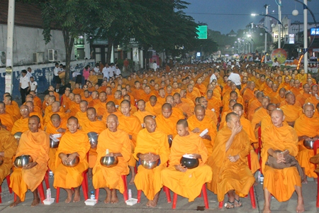 As the sun begins to rise in North Pattaya, 2,600 saffron robed monks meditate, quietly waiting for the ceremony to begin. 