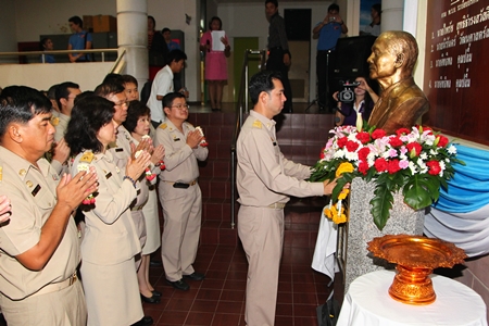 Mayor Itthiphol Kunplome leads administrators and council members to place garlands around a bust of Parinya Chawalitdhamrongkul to remember the five-time city council member who donated 10 rai of land for Pattaya City Hall’s construction. 