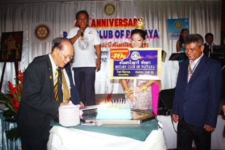 Jin Srikasikorn cuts the birthday cake for the Rotary Club of Pattaya’s 40th anniversary. 