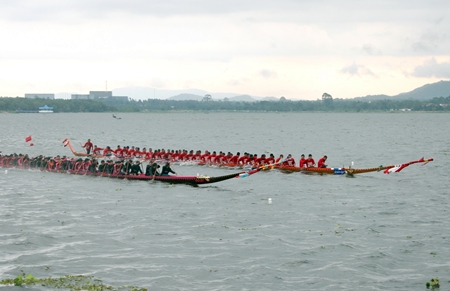 The longboats had to battle tough conditions on finals day. 
