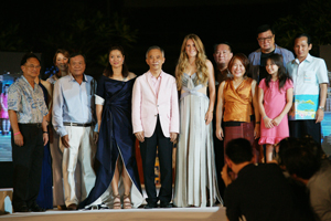 Tennis aces Li Na and Victoria Azarenka with local dignitaries associated with InterContinental Hua Hin Resort.