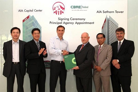 Ron van Oijen (3rd from left), Chief Executive Officer of AIA Thailand, presents the appointment contract to David Simister (3rd from right), Chairman of CBRE Thailand, alongside Anucha Laokwansatit (2nd from left), AIA Thailand’s General Manager and Chief Investment Executive and executives from CBRE at AIA Towers on Surawongse Road. 