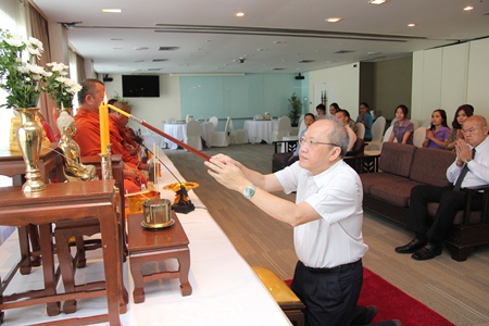 Management and staff pray as Chatchawal Supachayanont, GM of the Dusit Thani Pattaya, lights candles during the religious ceremonies to mark the auspicious occasion of the resort’s 24th anniversary recently.