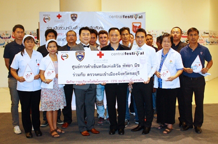 Pol. Col Chaiyot Varakjunkiat (4th right), superintendent of Chonburi Immigration office along with Saran Tantijumnan (3rd left), director of Central Department Stores Region 3, together with members of the Thai Red Cross pledged their support for the CPN blood bank for the benefit of the community at a ceremony held at the Central Festival Pattaya Beach recently.