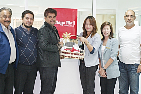 Representatives of the Centara Pattaya Hotel sales & public relations executives Banthita Sunthararak (3rd right) and Napasorn Srikeow (2nd right), paid a courtesy call to the new Pattaya Mail offices to congratulate us on our move and to extend New Year greetings to our staff and management. On hand to receive them were Peter, Prince and Tony Malhotra along with Korn Kitcha-Amon (right).
