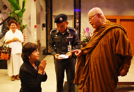 Sopin Thappajug bids farewell to her meditation master at the end of a most educational evening.