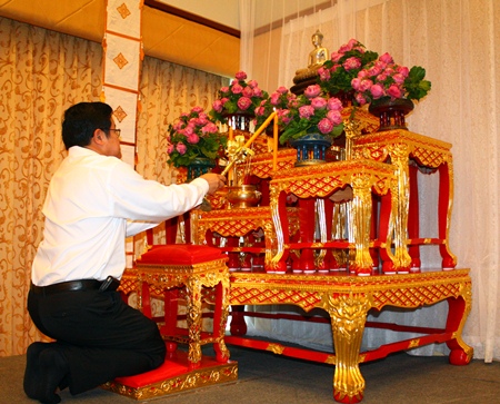 Deputy Mayor Verawat Khakhay performs a religious ritual at the start of the ceremony.