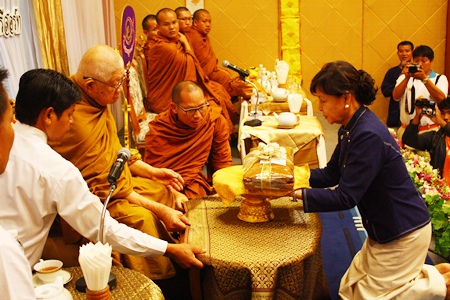 Sopin Thappajug makes her offering to Luangphor Viriyang.