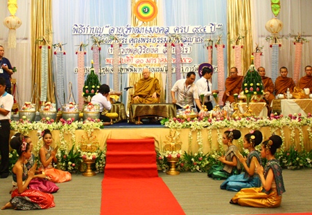 Luangphor Viriyang gives his blessings to the congregation.