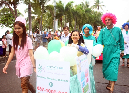 Phyathai Sriracha Hospital’s team of doctors, nurses and patients are certainly enjoying the activity.