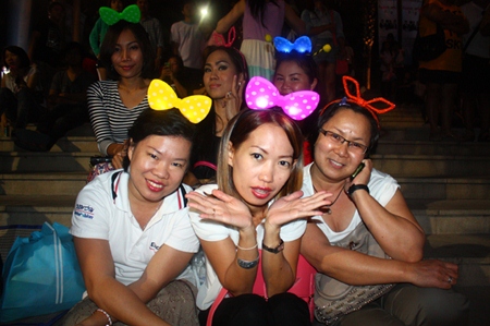 Family & friends enjoy the countdown at Central Festival Pattaya Beach.