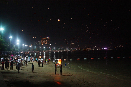 Thousands of khomloys take to the sky in a never ending stream above Pattaya Beach.