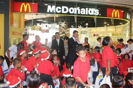 After the shopping spree everyone has lunch together.